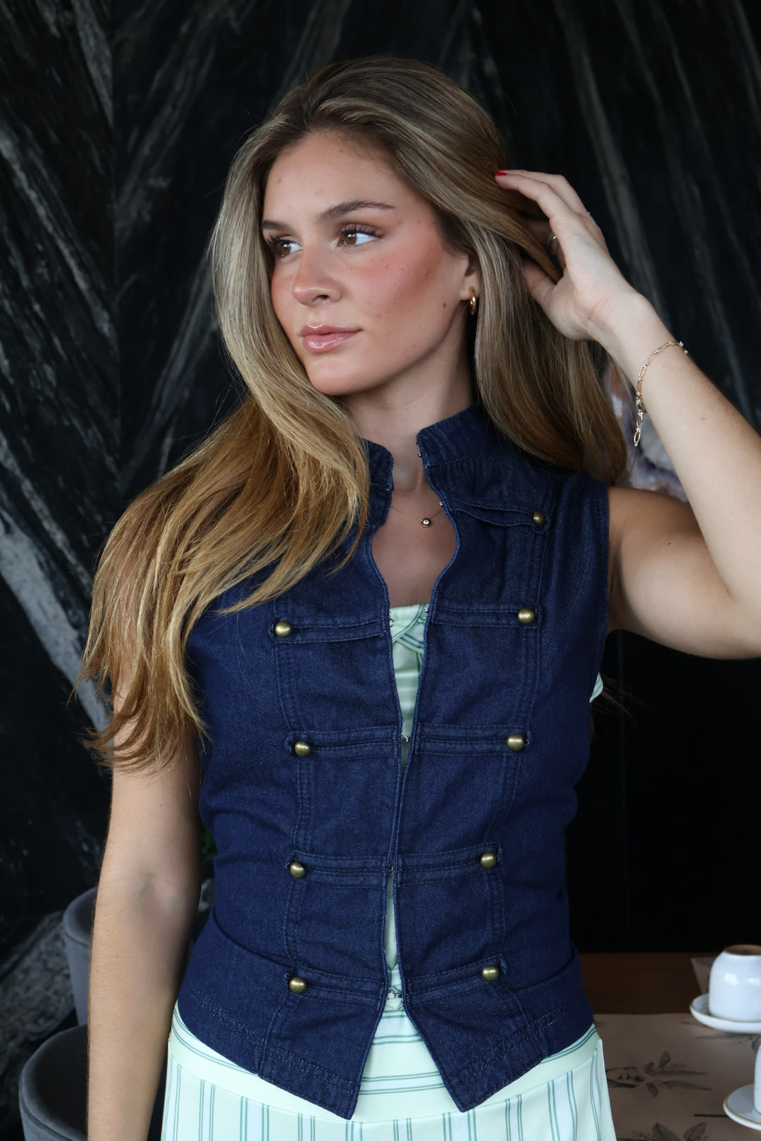 CHALECO BROCHES EN DORADO
