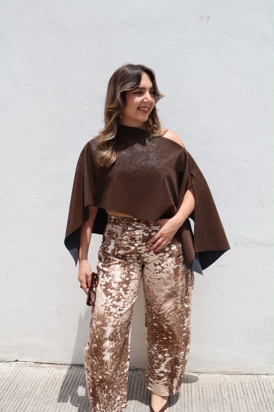BLUSA PONCHO CORTO DESIGUAL CHOCOLATE