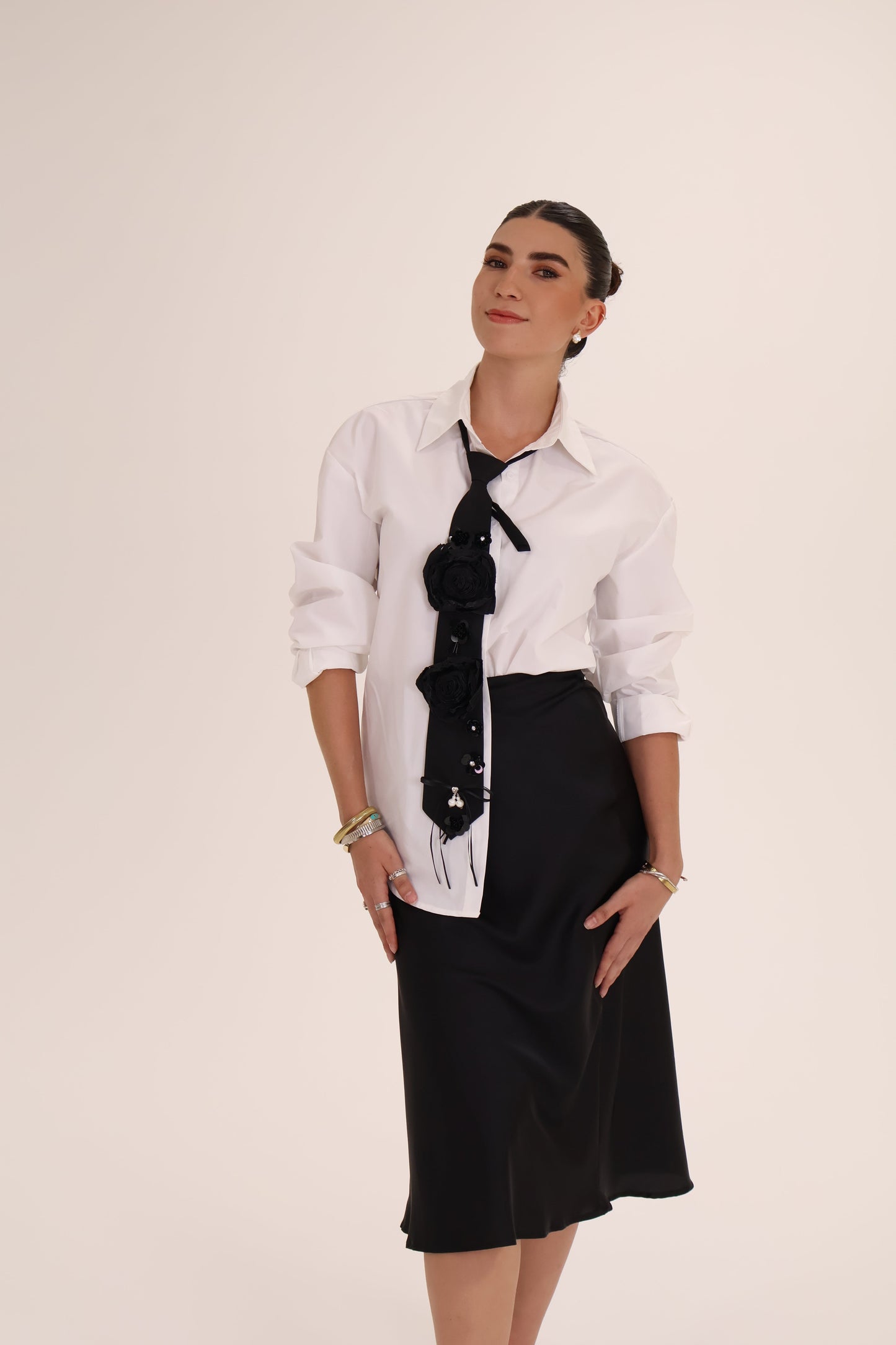 CAMISA CORBATA NEGRA blanca