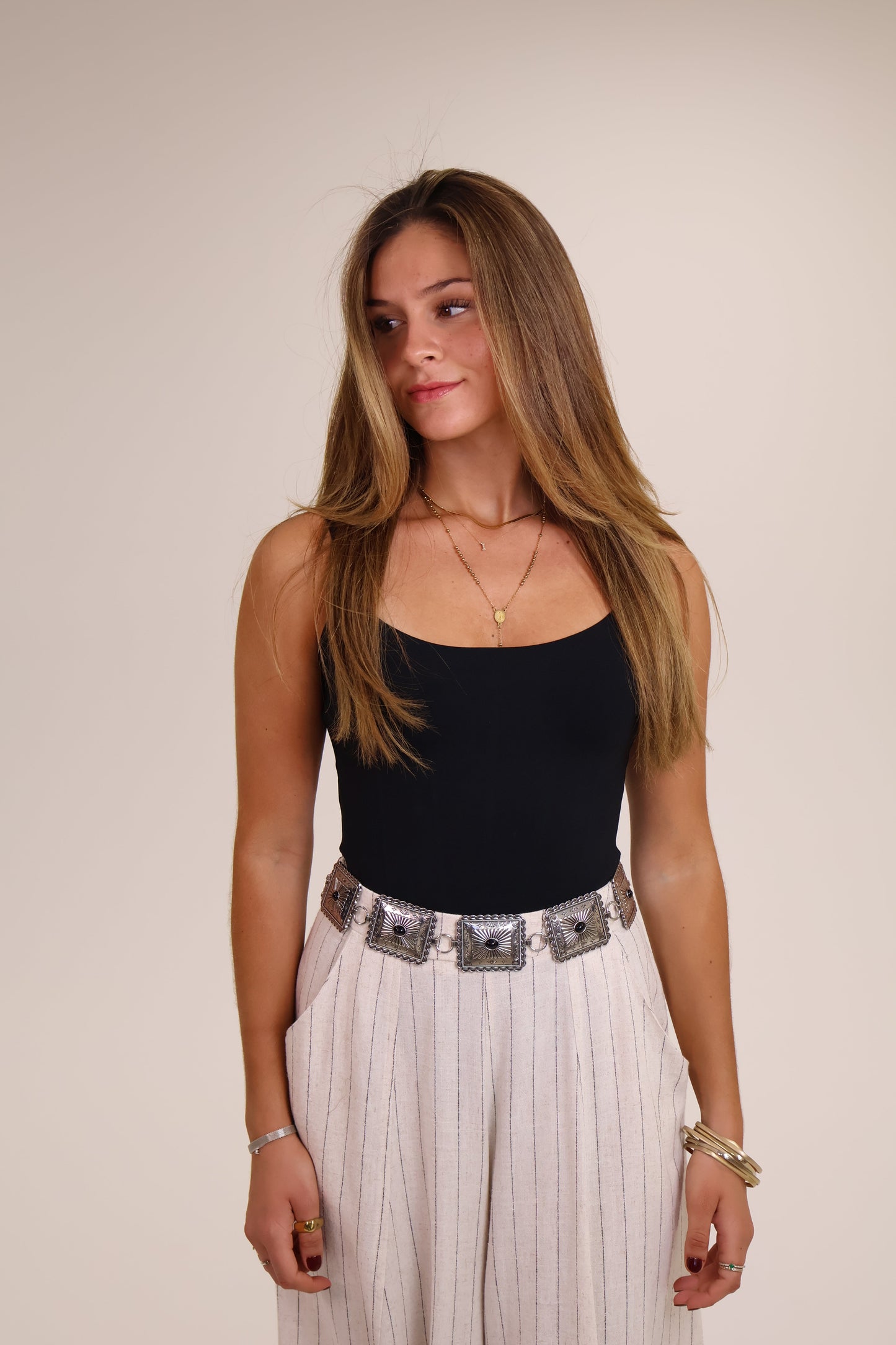 PANTALON CORTO CURVA RAYA beige