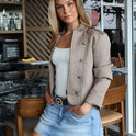 CHAQUETA BRILLOSA BOTONES BEIGE