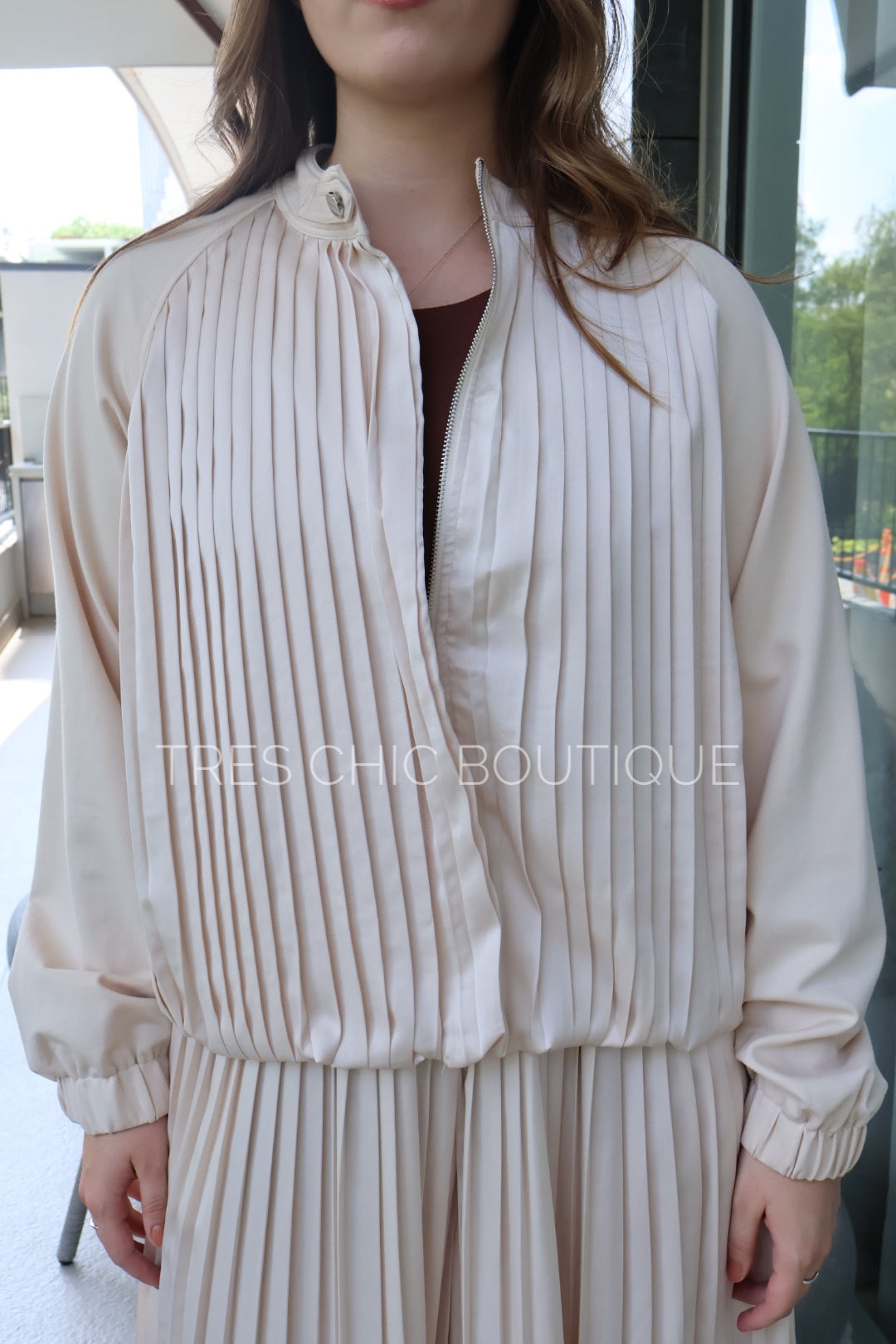 CHAMARRA TABLEADA BEIGE BRILLOSA
