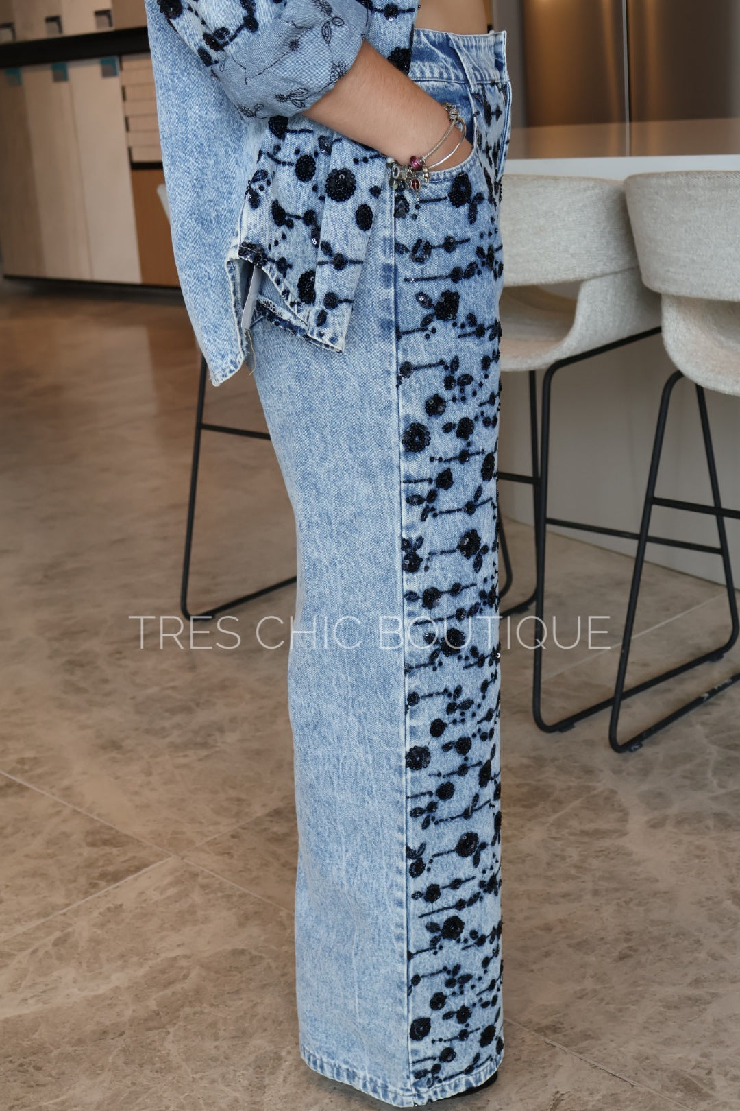 PANTALÓN DENIM FLORES NEGRAS