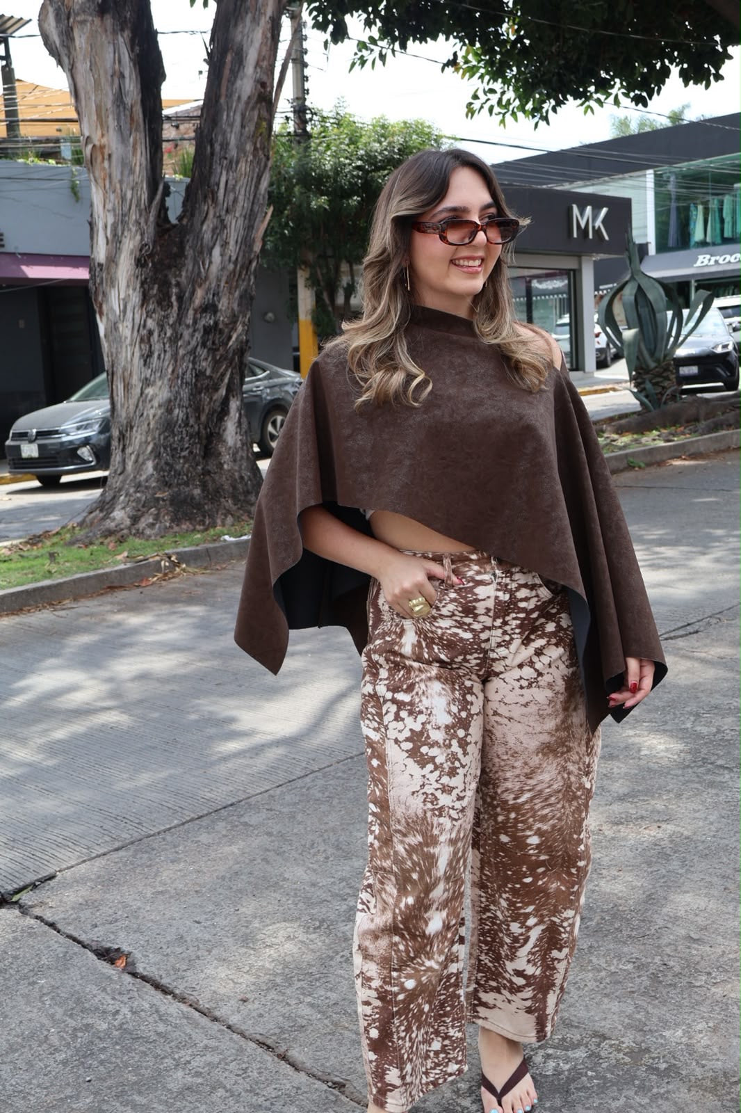 BLUSA PONCHO CORTO DESIGUAL CHOCOLATE