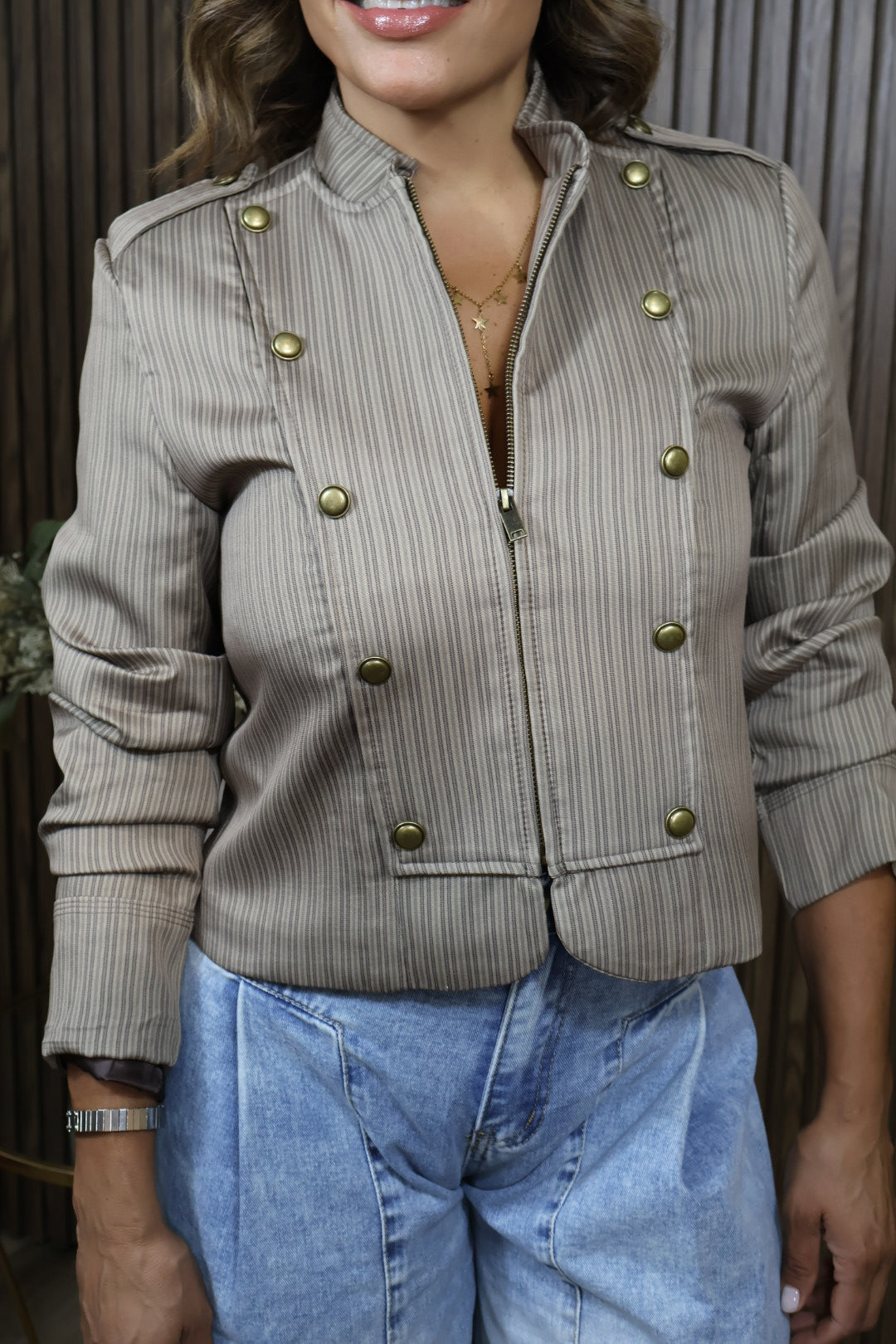 CHAQUETA BRILLOSA BOTONES BEIGE