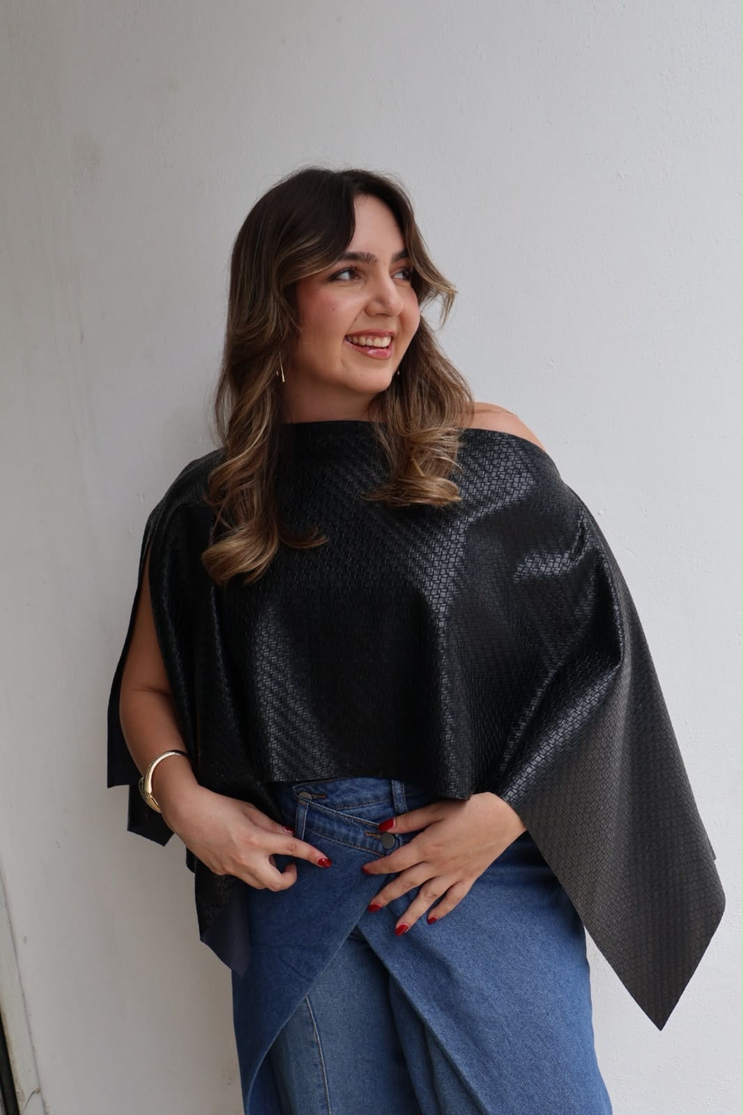 BLUSA PONCHO DESIGUAL VENETA NEGRO