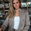 CHAQUETA BRILLOSA BOTONES BEIGE