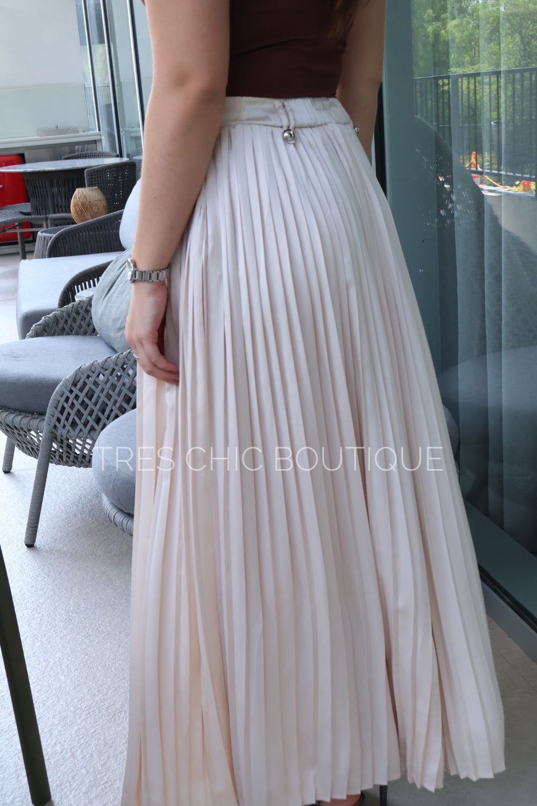 PANTALÓN TABLEADO BEIGE BRILLOSO