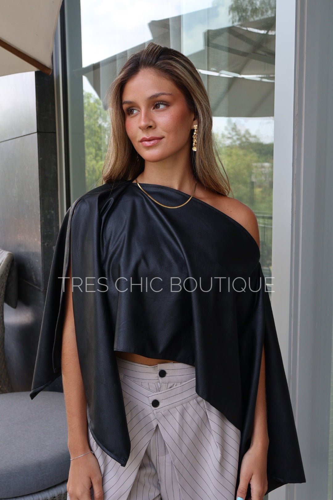 BLUSA CORTA NEGRA VINIPIEL