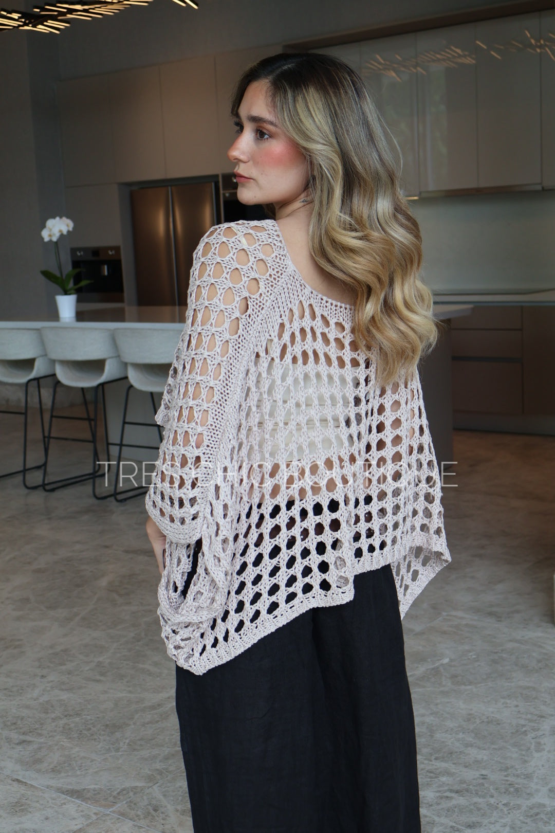 PONCHO CORTO CALADO BEIGE