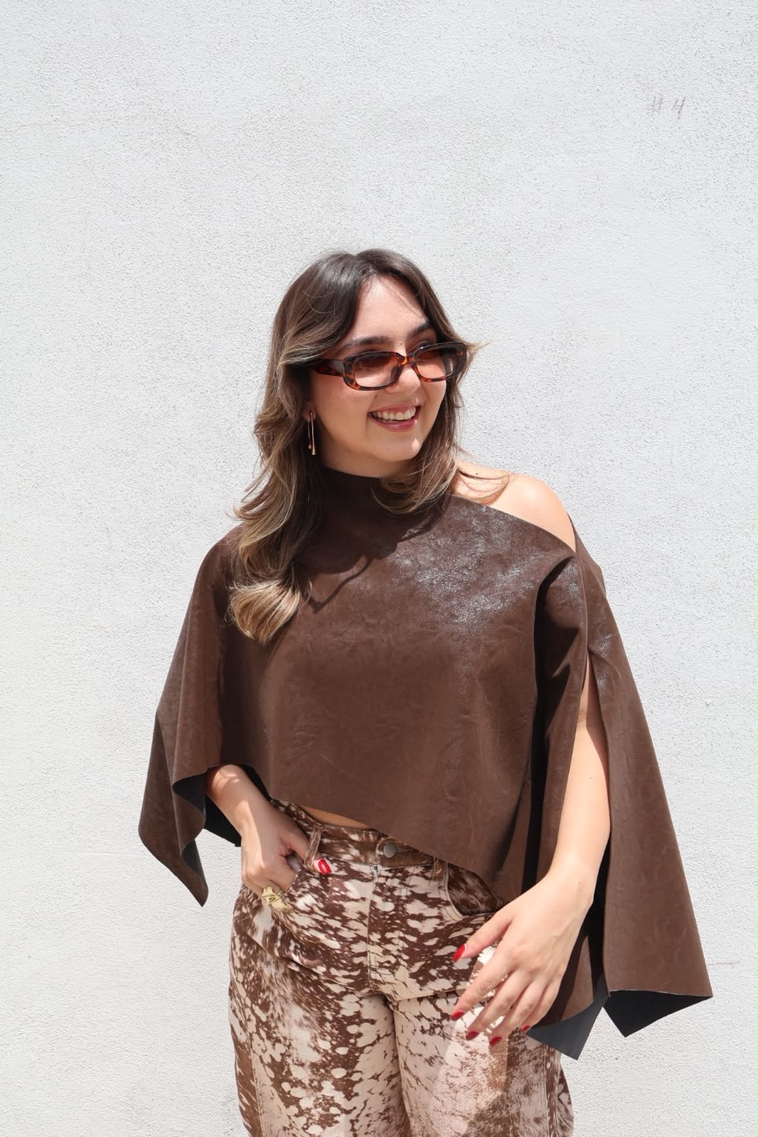 BLUSA PONCHO CORTO DESIGUAL CHOCOLATE