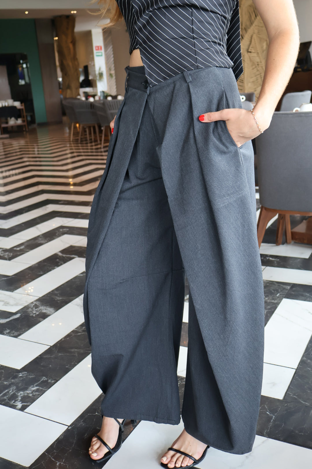 PANTALÓN GRIS CRUZADO