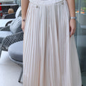 PANTALÓN TABLEADO BEIGE BRILLOSO