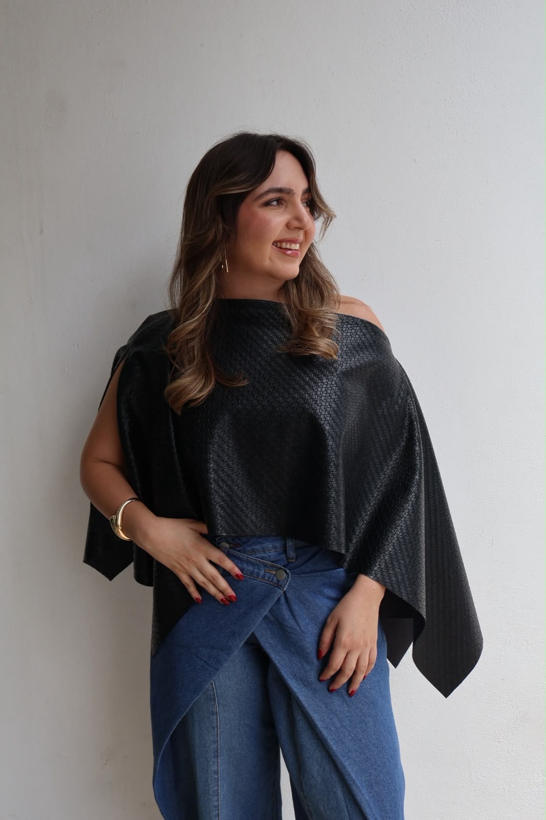 BLUSA PONCHO DESIGUAL VENETA NEGRO