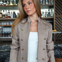 CHAQUETA BRILLOSA BOTONES BEIGE