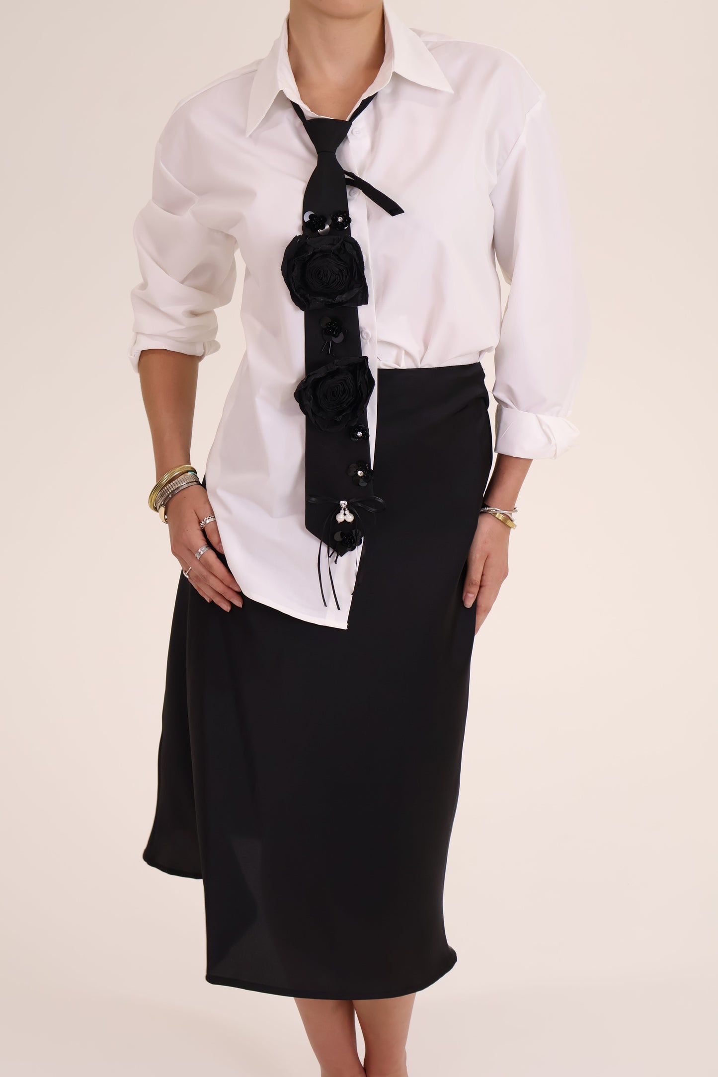 CAMISA CORBATA NEGRA blanca