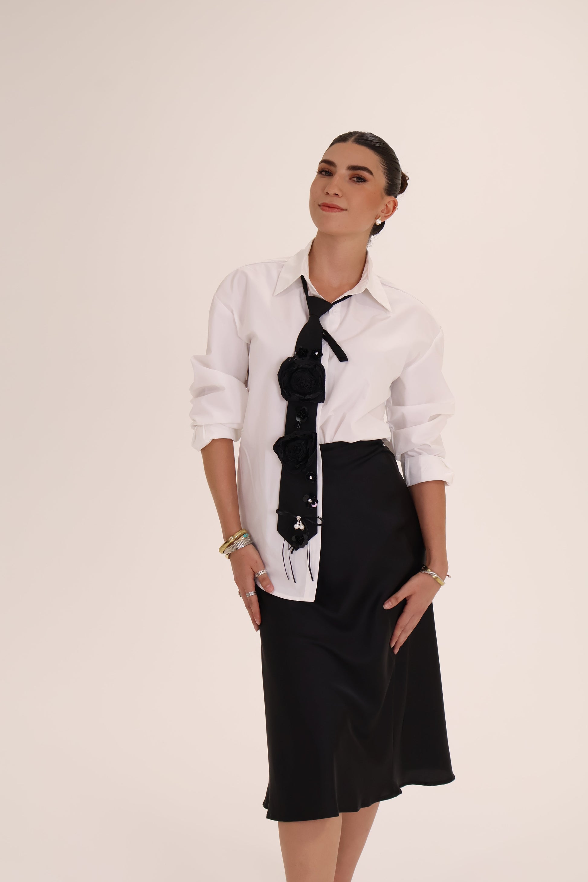 CAMISA CORBATA NEGRA blanca