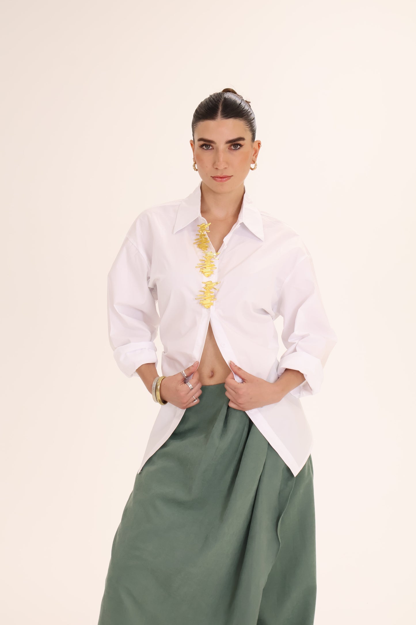 CAMISA DETALLE DORADO blanca