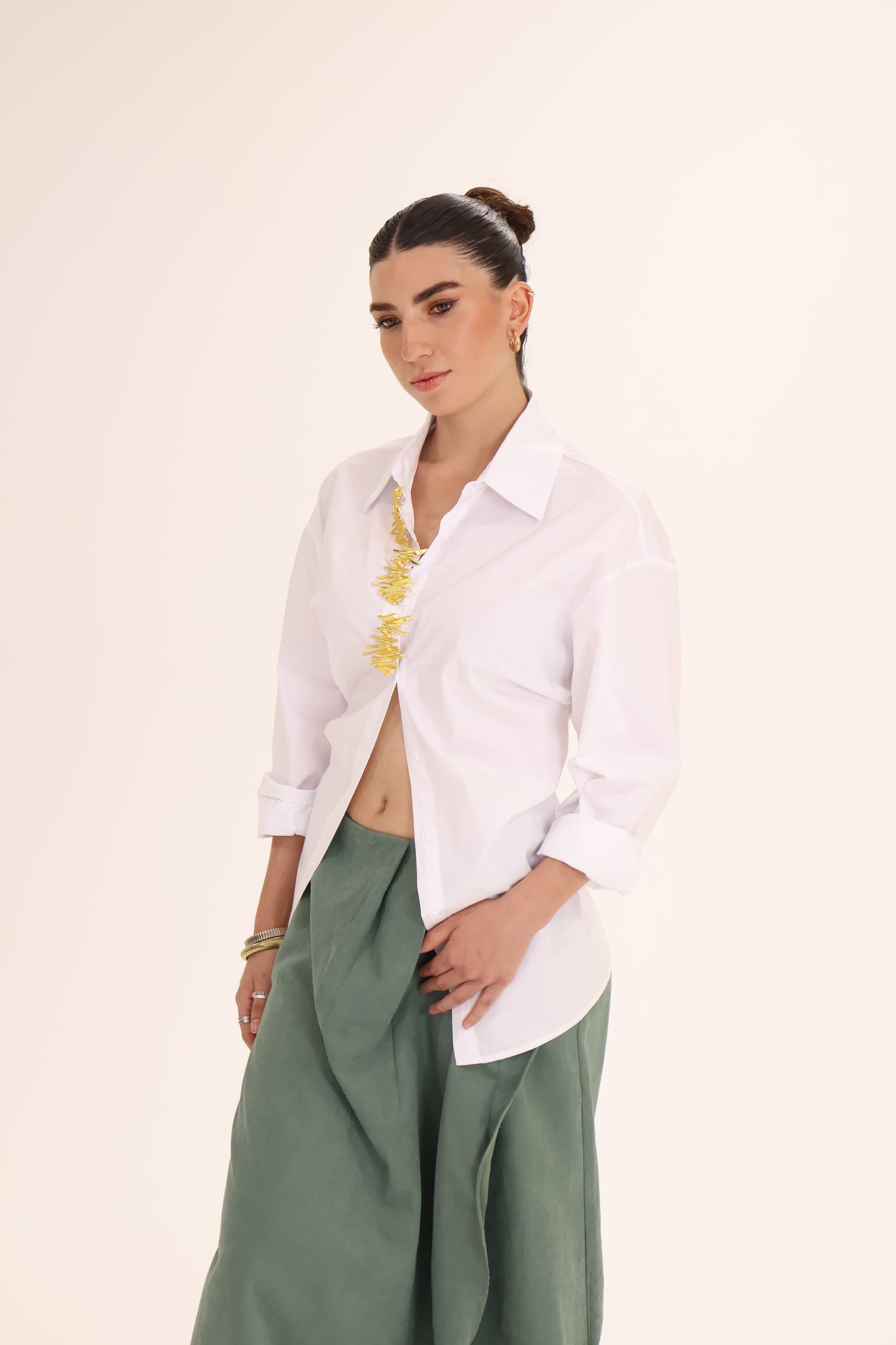 CAMISA DETALLE DORADO blanca