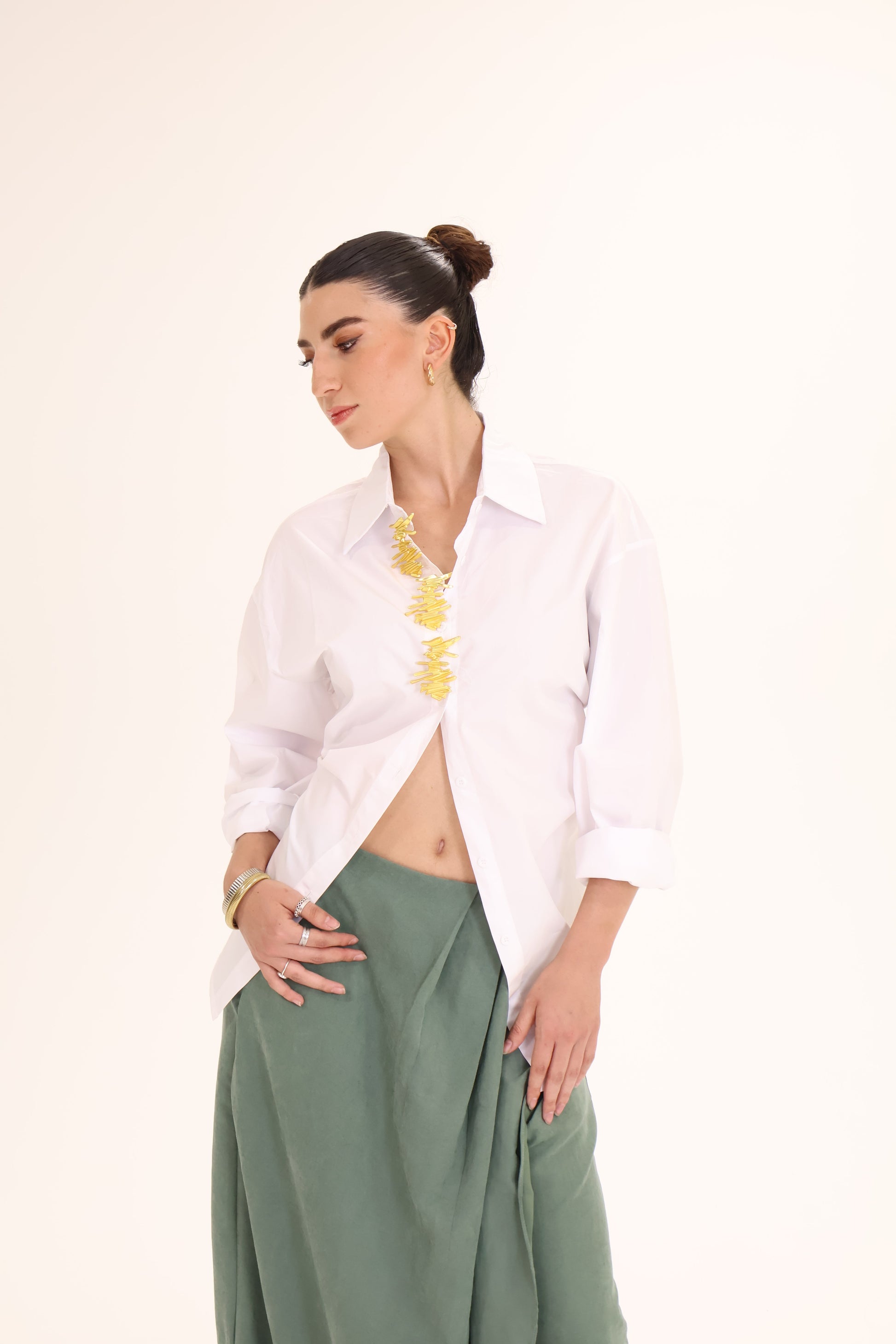 CAMISA DETALLE DORADO blanca