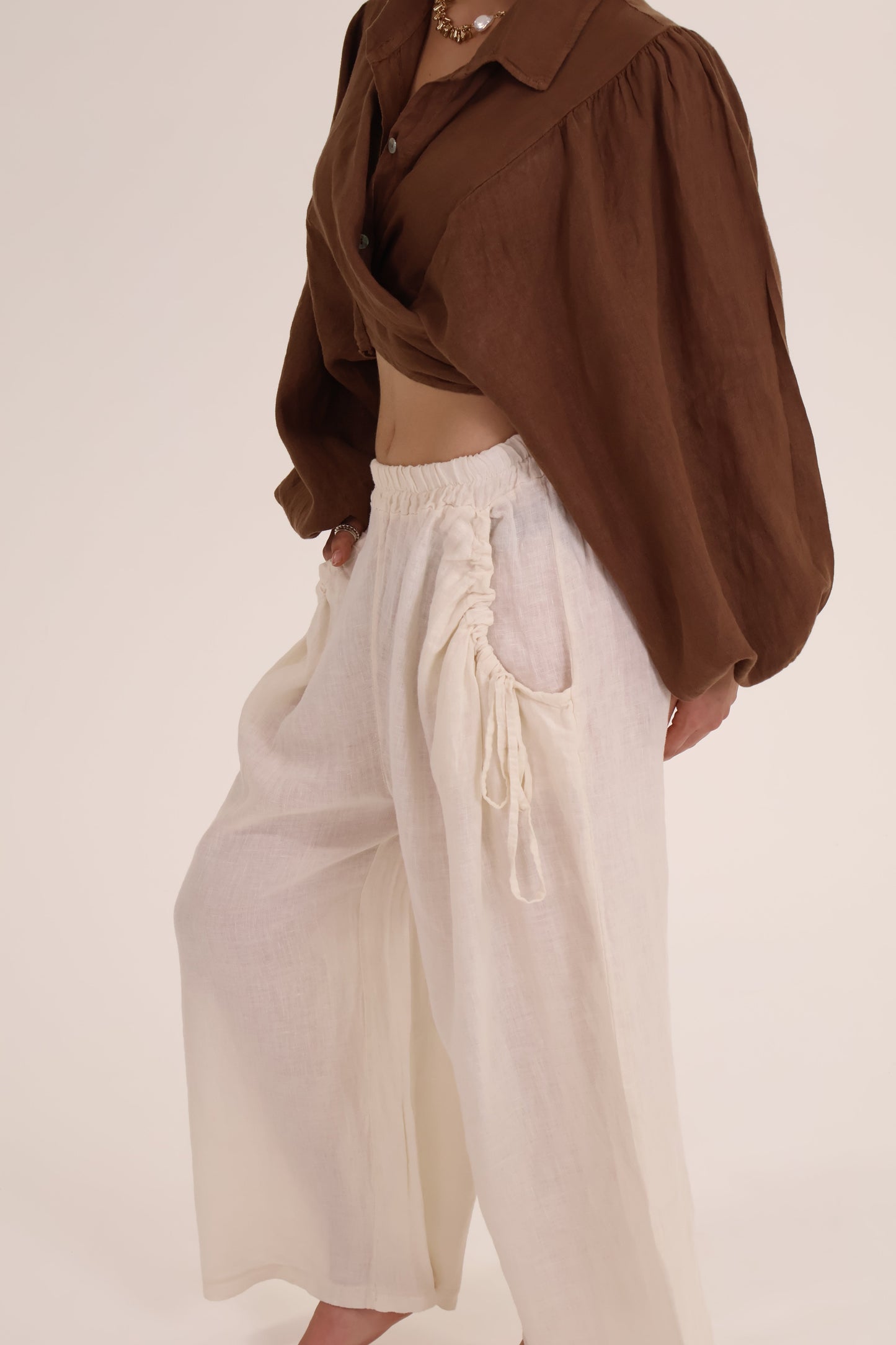 PANTALON BOLSILLOS crema