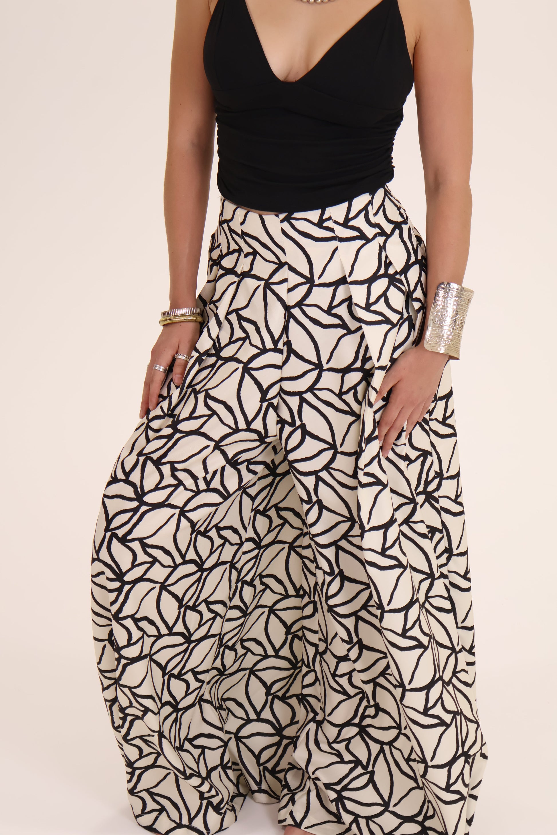 PANTALON ESTAMPADO HOJAS blanco-con-negro