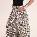 PANTALON ESTAMPADO HOJAS blanco-con-negro