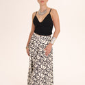 PANTALON ESTAMPADO HOJAS blanco-con-negro