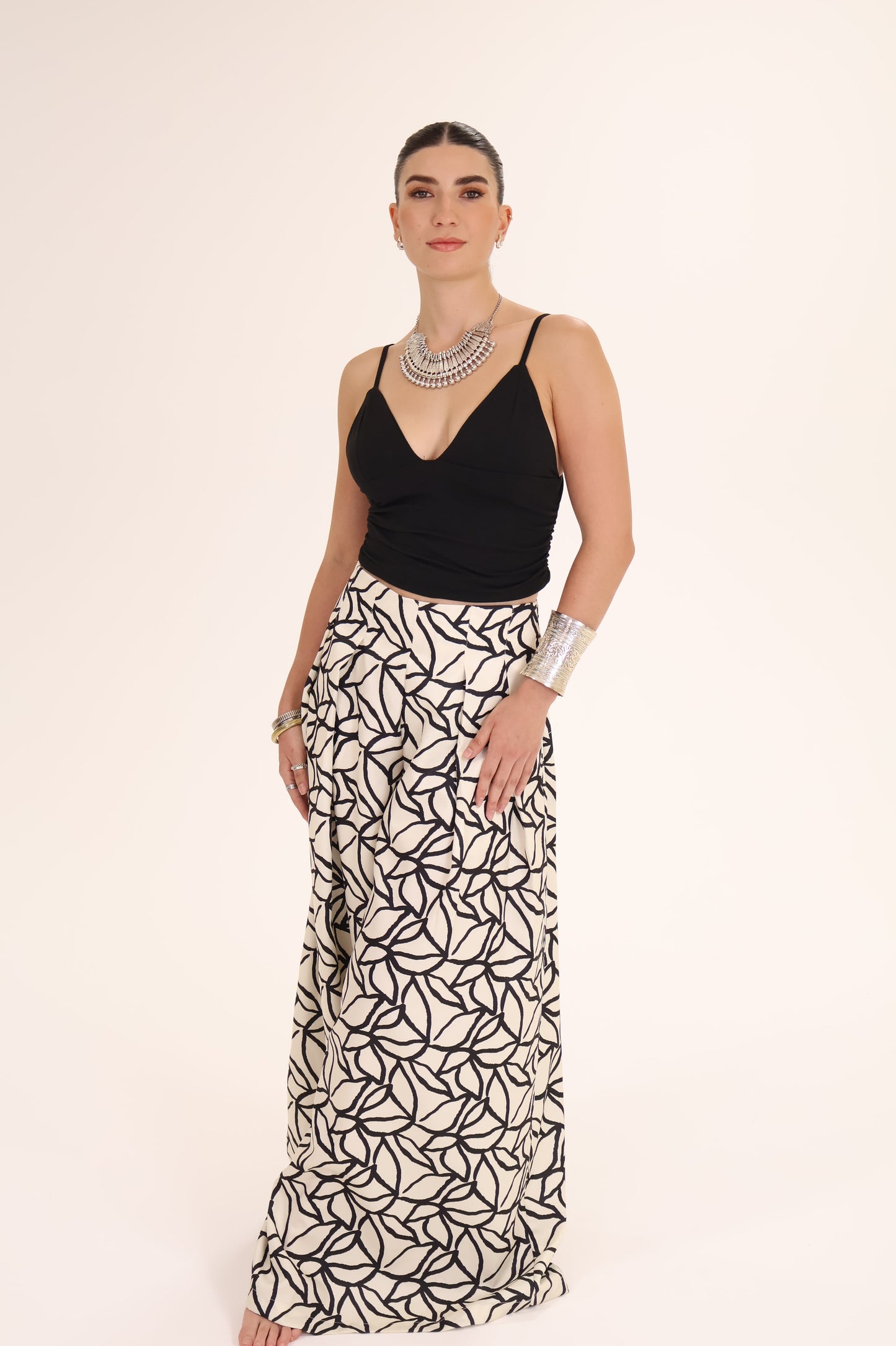 PANTALON ESTAMPADO HOJAS blanco-con-negro